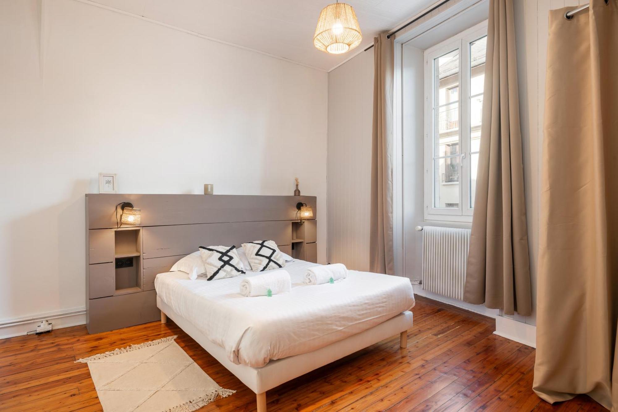 Appartement Spacieux Et Chaleureux Coeur De Ville Chambéry Exteriör bild