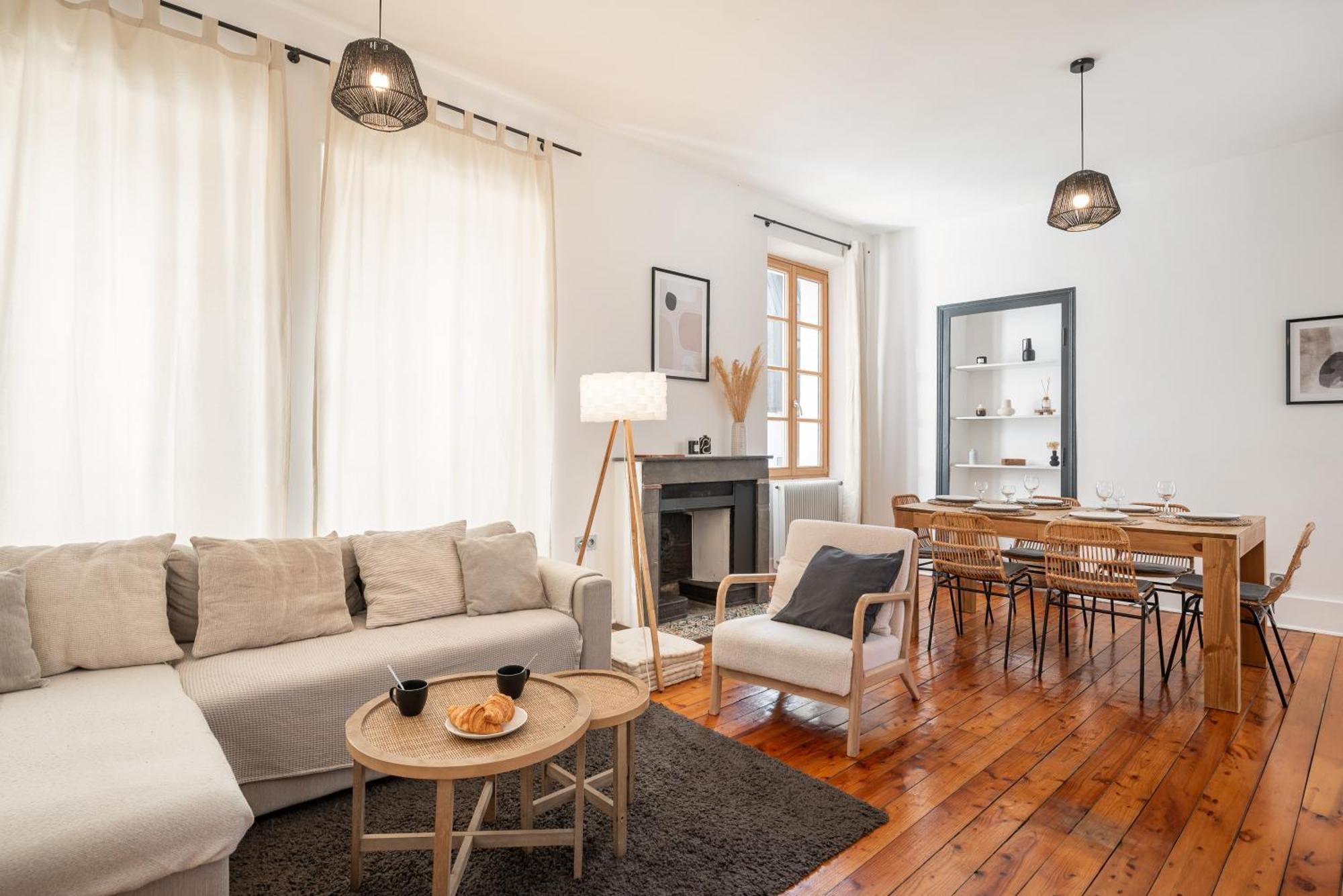 Appartement Spacieux Et Chaleureux Coeur De Ville Chambéry Exteriör bild