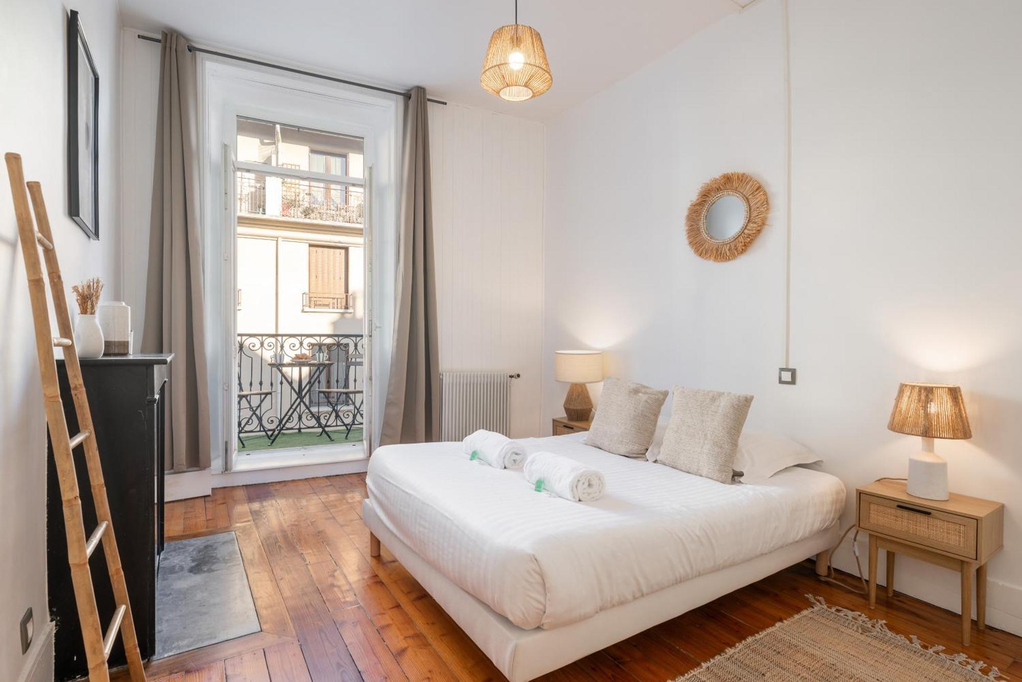 Appartement Spacieux Et Chaleureux Coeur De Ville Chambéry Exteriör bild