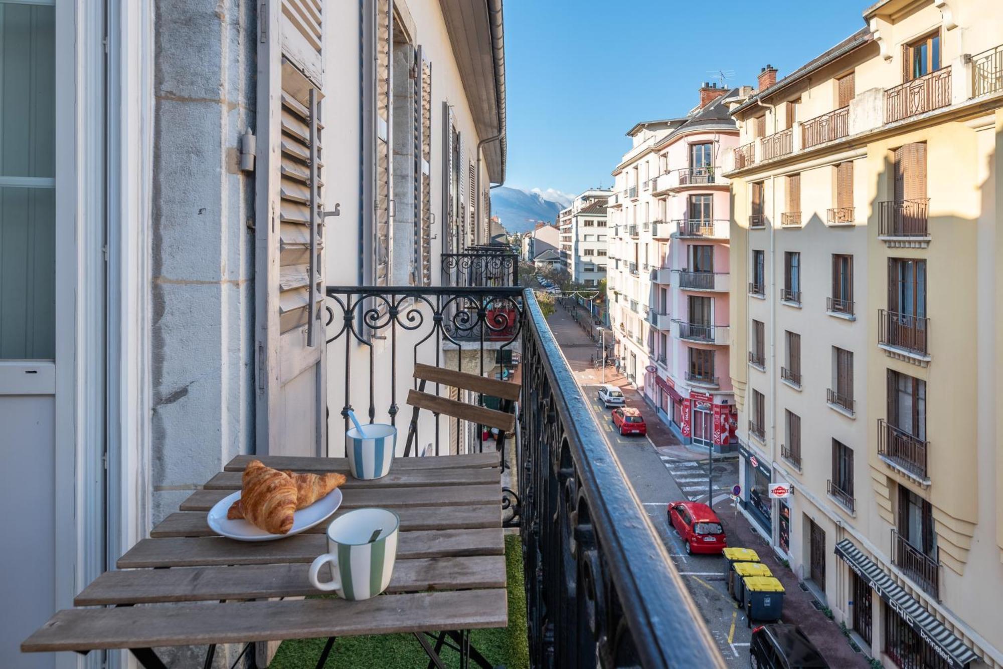 Appartement Spacieux Et Chaleureux Coeur De Ville Chambéry Exteriör bild