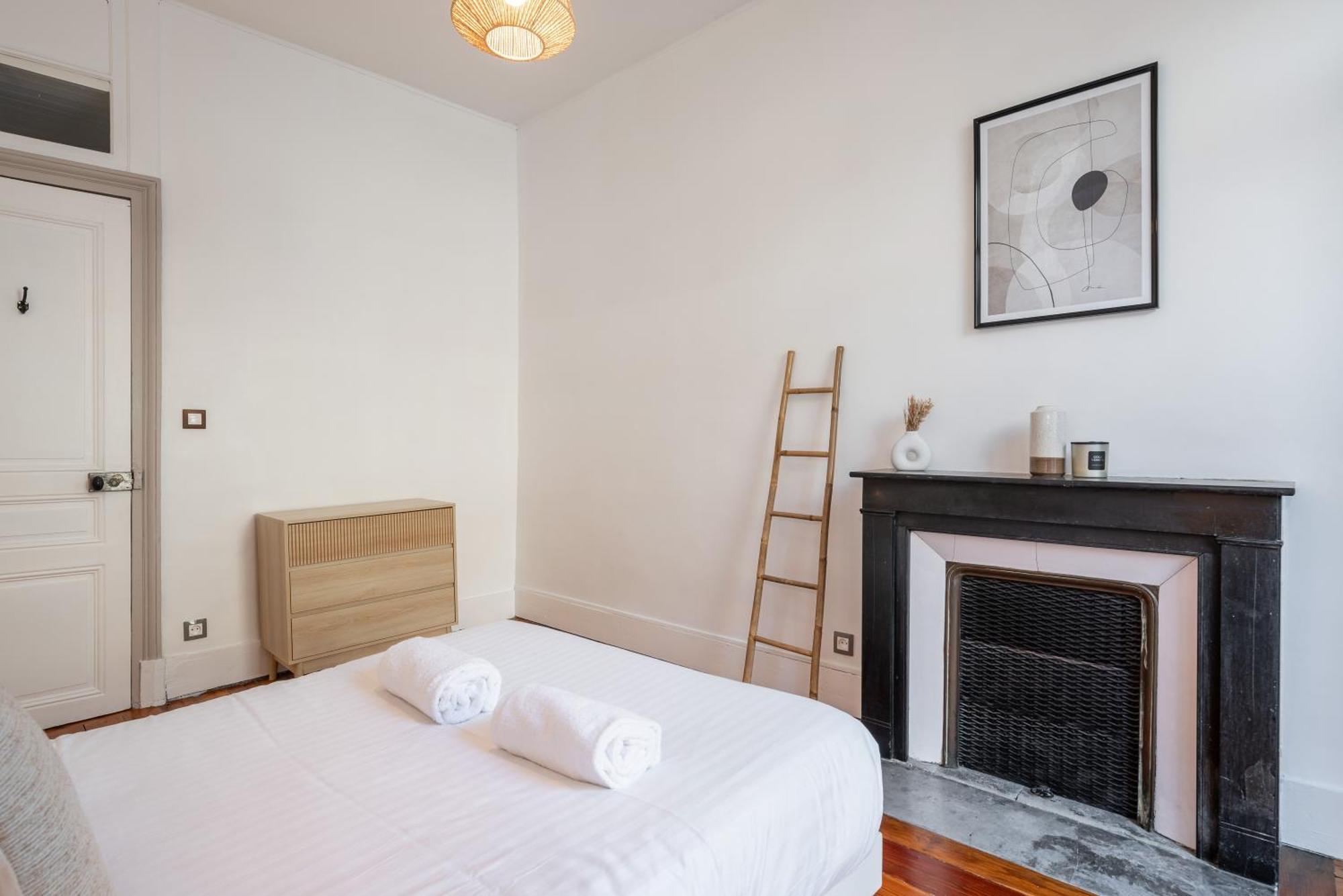 Appartement Spacieux Et Chaleureux Coeur De Ville Chambéry Exteriör bild