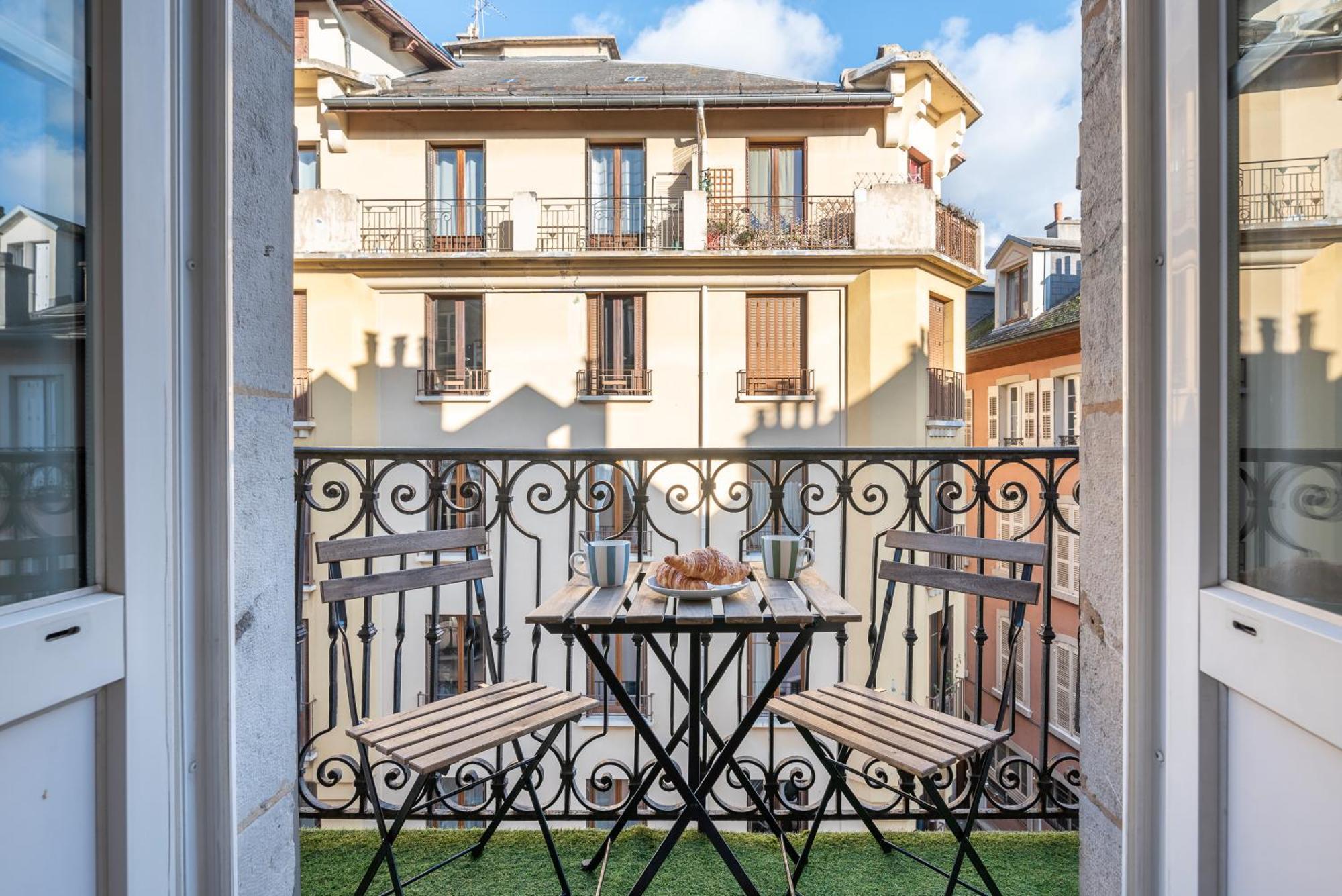 Appartement Spacieux Et Chaleureux Coeur De Ville Chambéry Exteriör bild